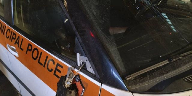 Εξάρχεια: Επίθεση σε δημοτικό περιπολικό επί της Σόλωνος