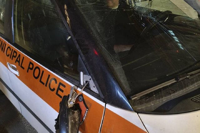 Εξάρχεια: Επίθεση σε δημοτικό περιπολικό επί της Σόλωνος