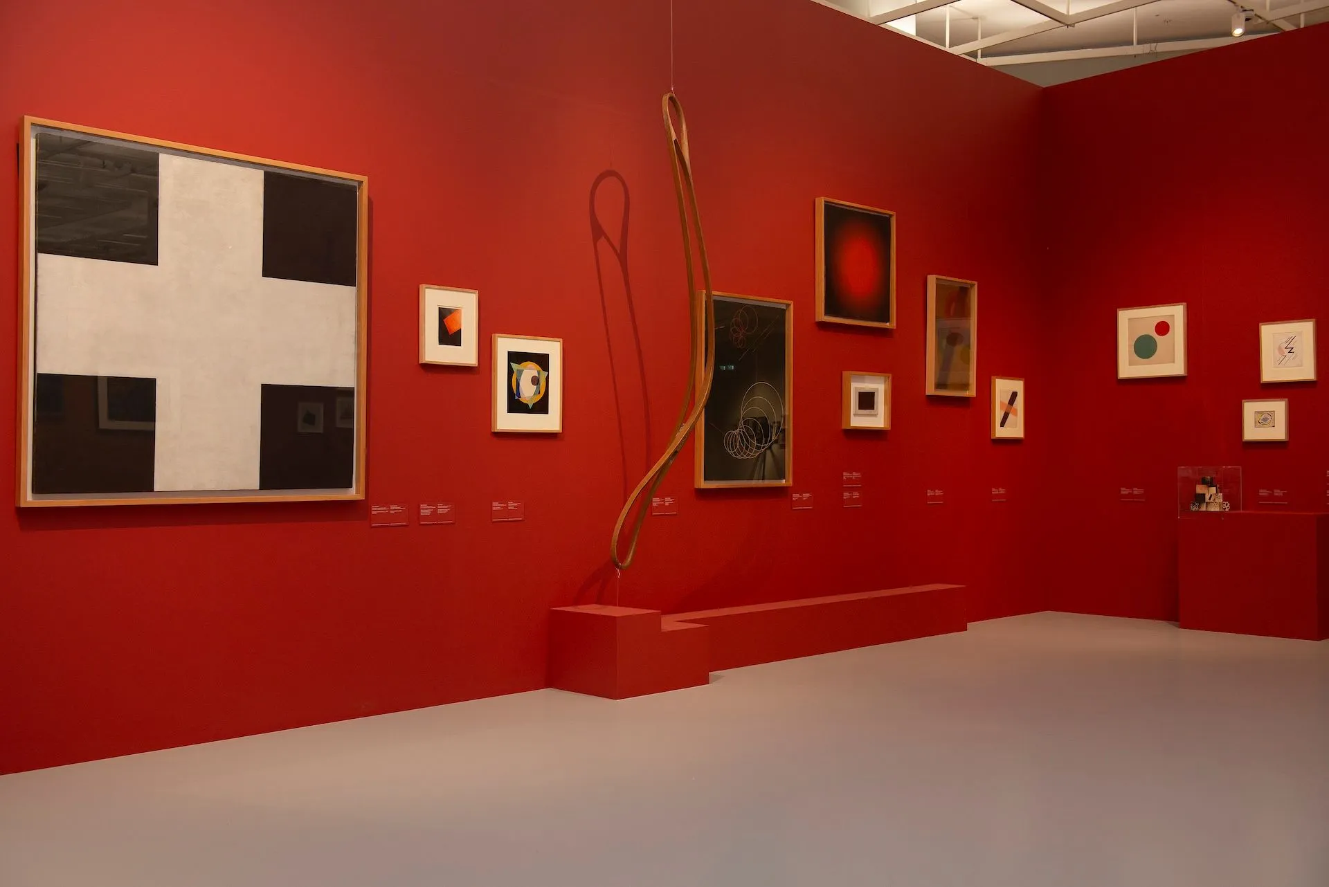 Άποψη από την έκθεση Ο ΚΟΣΜΟΣ ΤΗΣ ΠΡΩΤΟΠΟΡΙΑΣ. ΠΟΛΗ, ΦΥΣΗ, ΣΥΜΠΑΝ, ΑΝΘΡΩΠΟΣ | Έργα από τη Συλλογή Κωστάκη του MOMUS