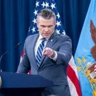 Πώς ο Πιτ Χέγκσεθ κέρδισε τη “λευκή επιταγή” για το Πεντάγωνο και το Ιράν από τον Τραμπ