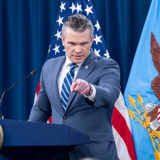 Πώς ο Πιτ Χέγκσεθ κέρδισε τη “λευκή επιταγή” για το Πεντάγωνο και το Ιράν από τον Τραμπ