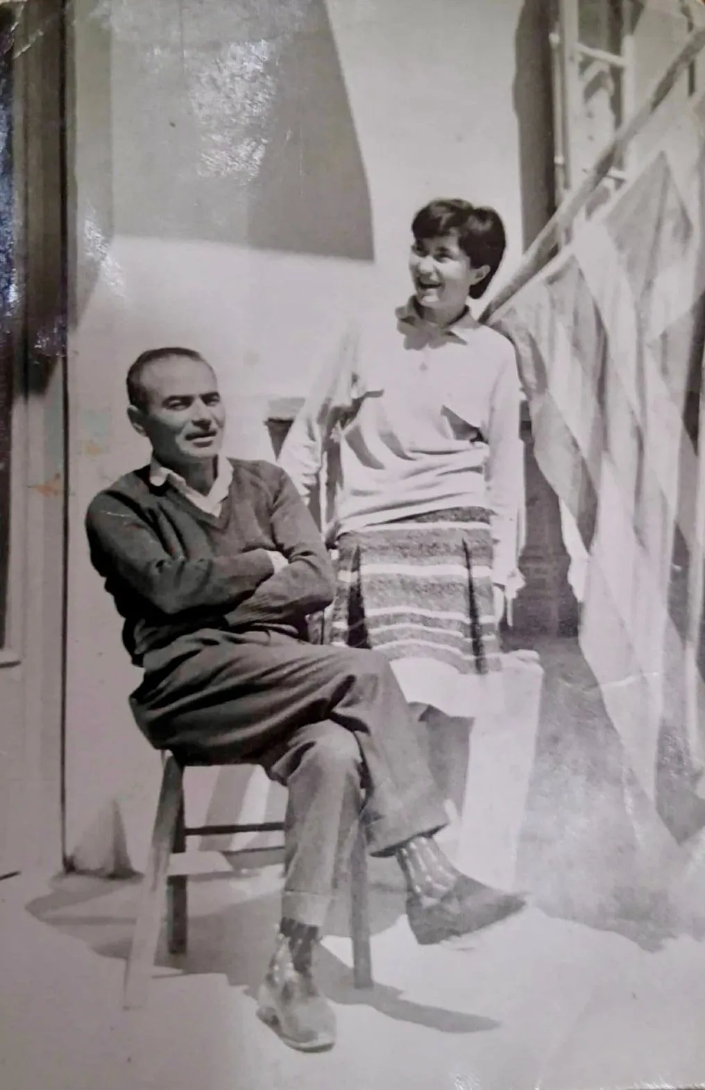 Η κυρία Αθηνά μαζί με τον πατέρα της Λευτέρη Ακριτίδη το 1963