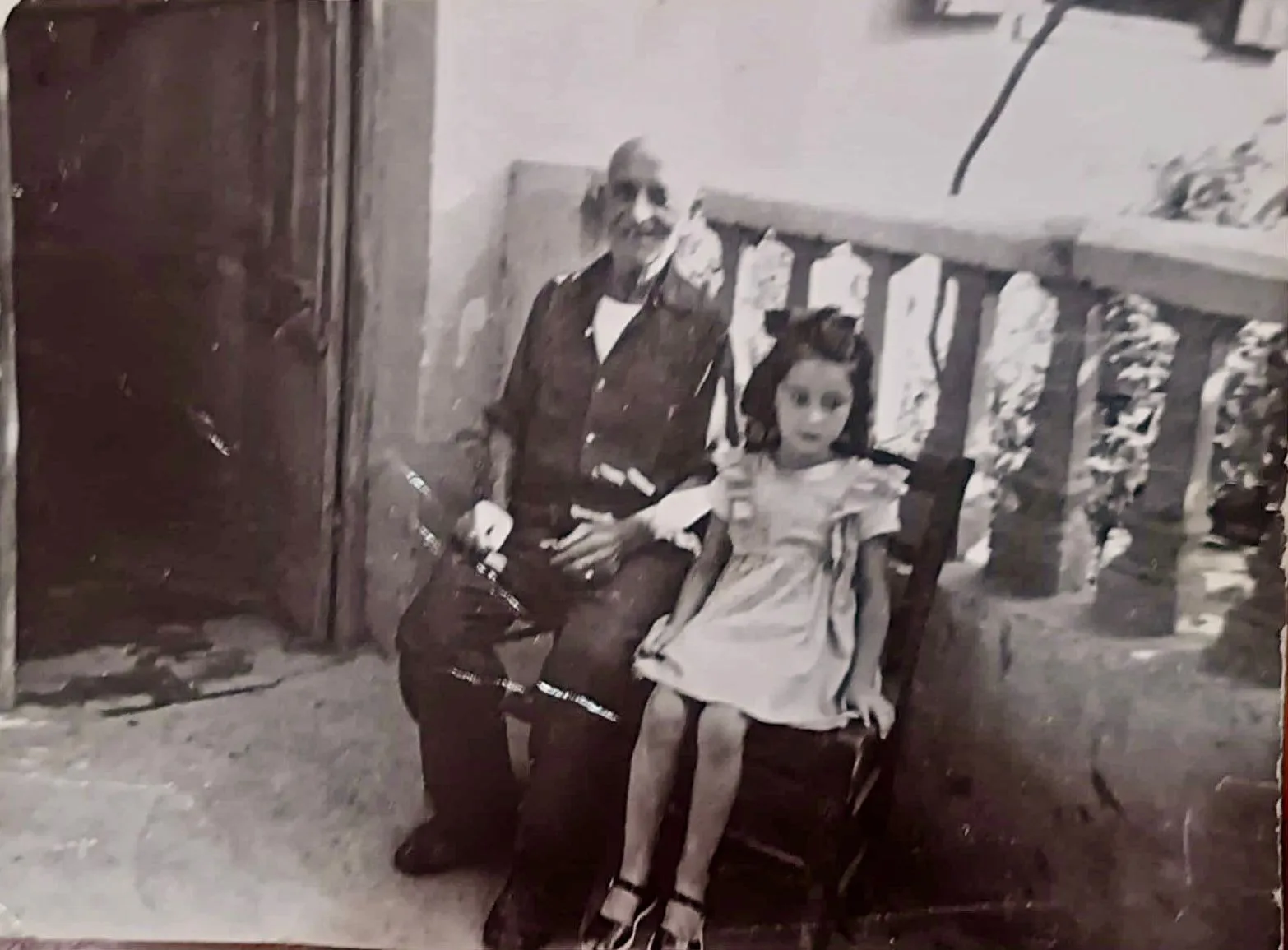 Η Αθηνά Βασιλειάδη μαζί με τον παππού της Κωνσταντίνο το 1954