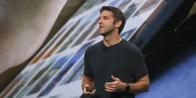 Νέα εποχή για την Apple:  Αποχωρεί ο Τιμ Κουκ μετά από 15 χρόνια – Ο Τζον Τέρνους στη θέση του CEO