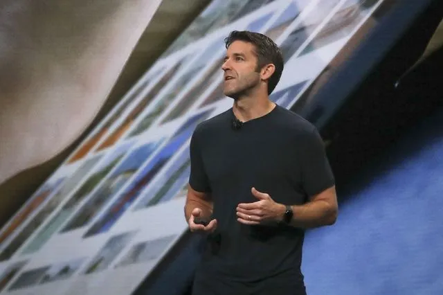 Νέα εποχή για την Apple:  Αποχωρεί ο Τιμ Κουκ μετά από 15 χρόνια – Ο Τζον Τέρνους στη θέση του CEO