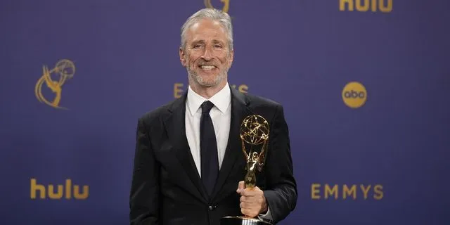 Πυροβολισμοί στο Δείπνο: Καταπέλτης ο Τζον Στιούαρτ – “Είμαστε τόσο χάλια σε αυτή τη χώρα”