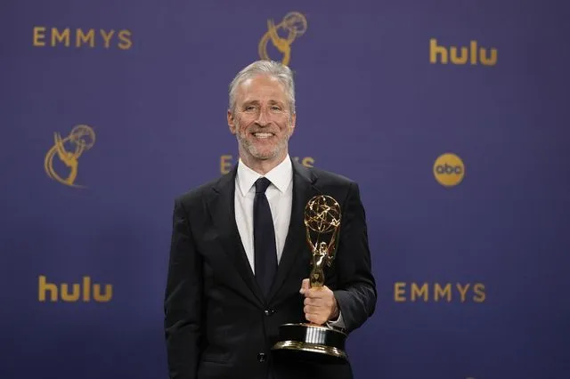 Πυροβολισμοί στο Δείπνο: Καταπέλτης ο Τζον Στιούαρτ – “Είμαστε τόσο χάλια σε αυτή τη χώρα”