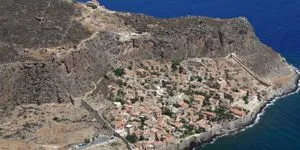 Μονεμβασιά: Νέα προβλήματα για το αμφιλεγόμενο έργο του τελεφερίκ