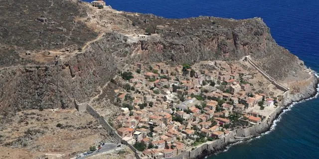 Μονεμβασιά: Νέα προβλήματα για το αμφιλεγόμενο έργο του τελεφερίκ