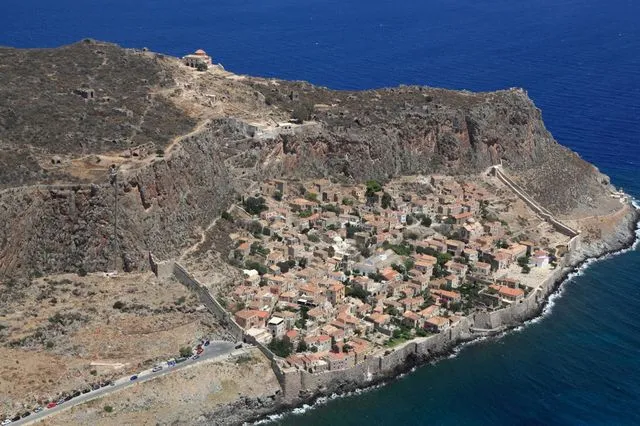 Μονεμβασιά: Νέα προβλήματα για το αμφιλεγόμενο έργο του τελεφερίκ