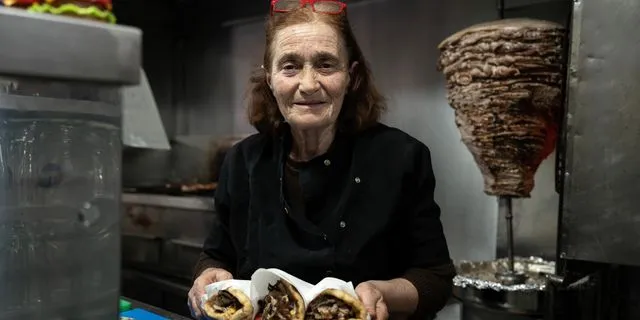 Snack Grill Express: Το γυράδικο που ανοίγει αργά για να αντέξει για πάντα