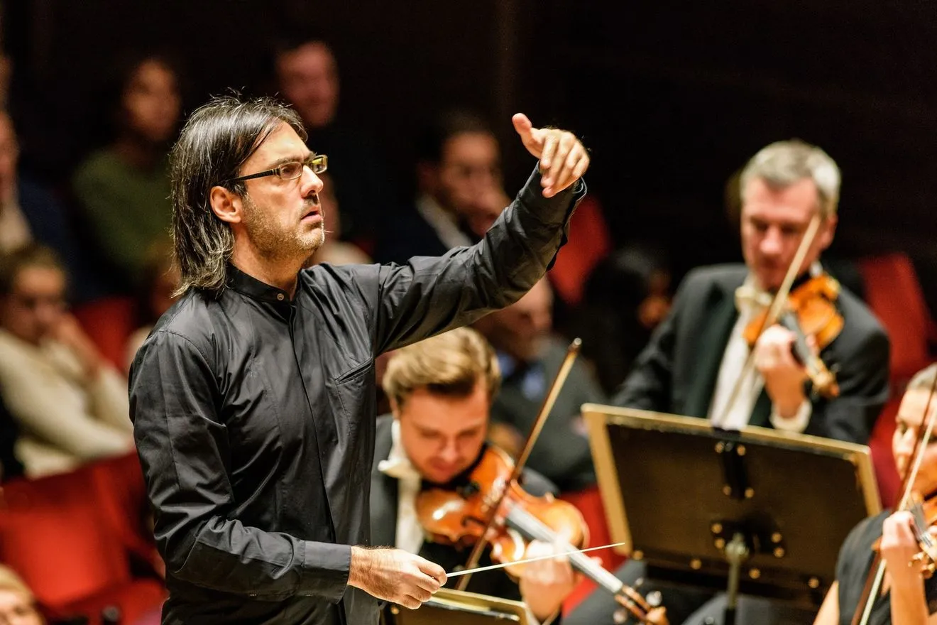 Ο Λεωνίδας Καβάκος διευθύνει την Philharmonia Orchestra στο Μέγαρο