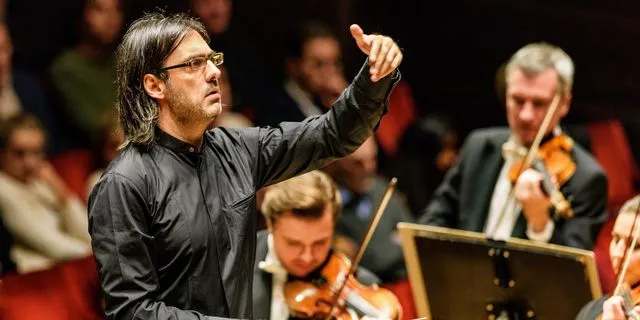 Ο Λεωνίδας Καβάκος διευθύνει την Philharmonia Orchestra στο Μέγαρο