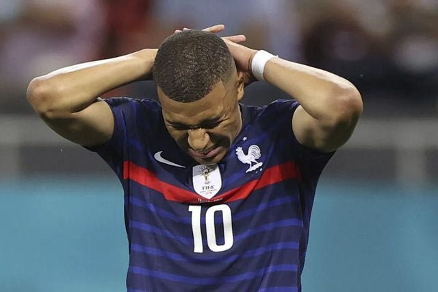 Εμπαπέ: “Με αποκαλούσαν μαϊμού, δεν ήθελα να ξαναπαίξω για την Γαλλία”