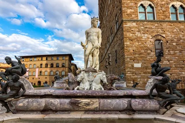 Φλωρεντία: Η δοκιμασία με τα… γεννητικά του όργανα του Ποσειδώνα κόστισε ακριβά σε μια τουρίστρια