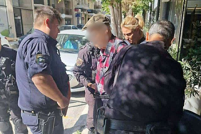 Η στιγμή της σύλληψης του 89χρονου στην Πάτρα
