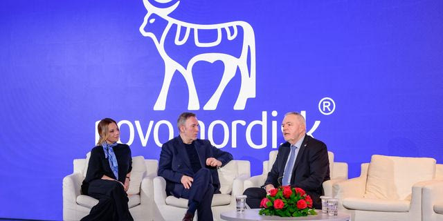 Οι παρουσιαστές Νάνσυ Ζαμπέτογλου & Θανάσης Αναγνωστόπουλος συζητούν με τον κ. Ολύμπιο Παπαδημητρίου, Γενικό Διευθυντή Novo Nordisk Ελλάδος και Κύπρου