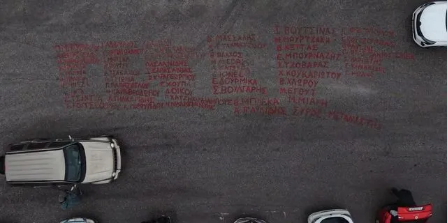 Τα ονόματα των 57 θυμάτων γραμμένα με μπογιά έξω από το συνεδριακό κέντρο