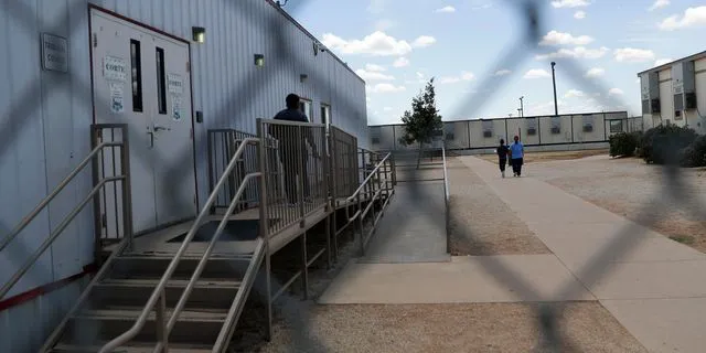 Μια μέρα από τη ζωή μιας 19χρονης στα “χέρια” της ICE – “Αυτός ο εφιάλτης δεν τελειώνει”