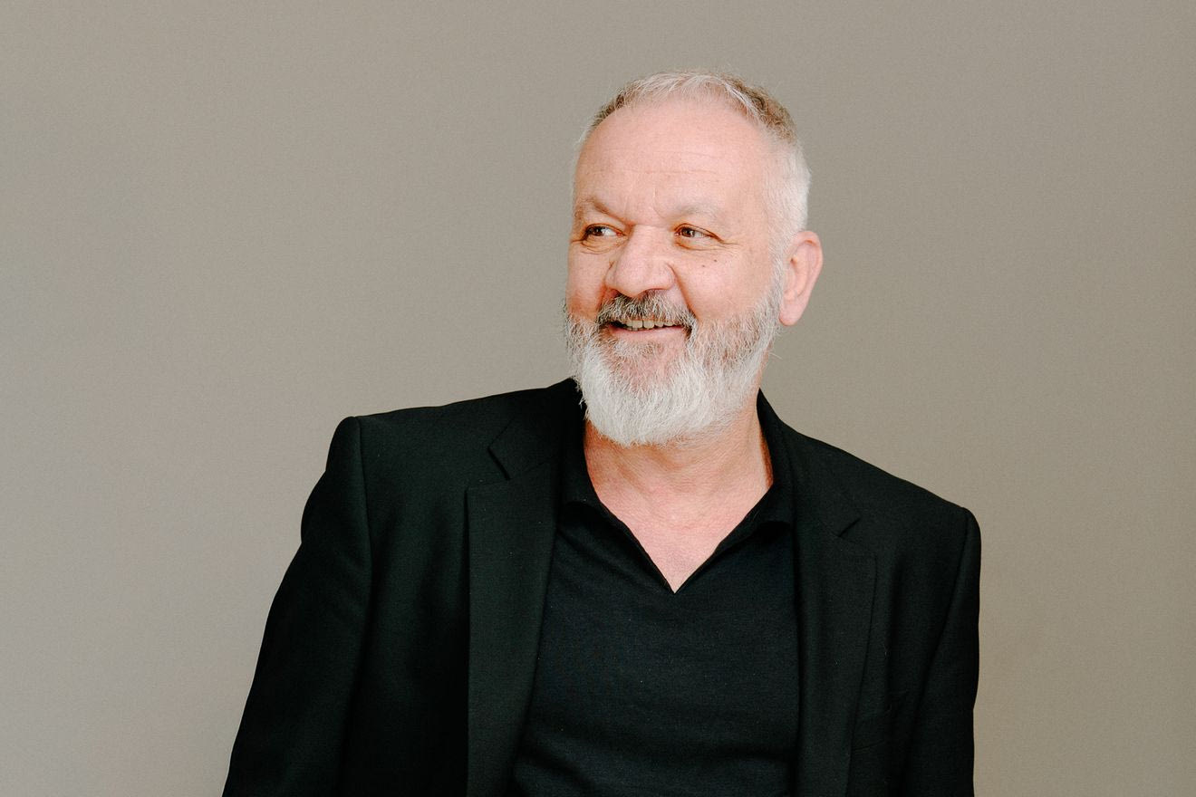 30 Χρόνια “Μέρες Αδέσποτες”: Ο Χρήστος Θηβαίος στο Θέατρο Βράχων