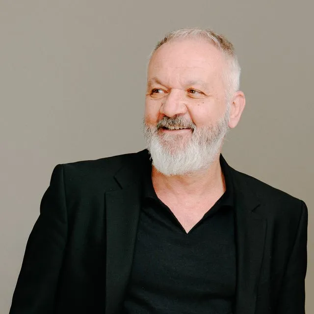 30 Χρόνια “Μέρες Αδέσποτες”: Ο Χρήστος Θηβαίος στο Θέατρο Βράχων