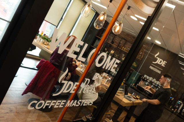 Από τις φυτείες καφέ στο επαγγελματικό cupping: Μέσα από ένα φλιτζάνι εσπρέσο Jacobs, αποκωδικοποιούμε τα μυστικά του καφέ με τους ειδικούς της JDE Peet’s