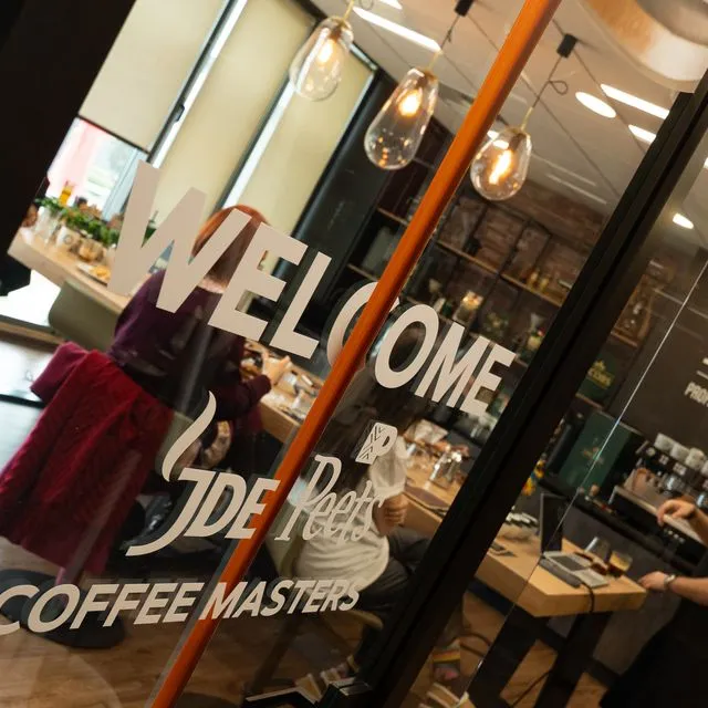 Μέσα από ένα φλιτζάνι εσπρέσο Jacobs, αποκωδικοποιούμε τα μυστικά του καφέ με τους ειδικούς της JDE Peet’s