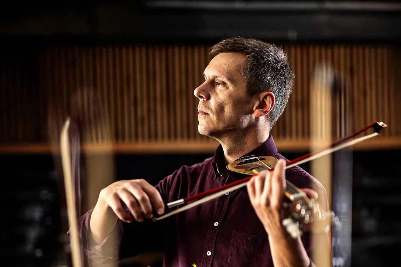 Βασίλης Προδρόμου: Μας ρίχνει στα δοξάρια και μιλά για τα τραγούδια που αφήνουν κάτι πίσω τους