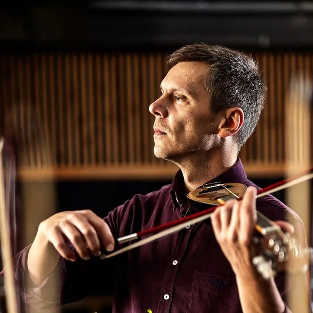 Βασίλης Προδρόμου: Μας ρίχνει στα δοξάρια και μιλά για τα τραγούδια που αφήνουν κάτι πίσω τους