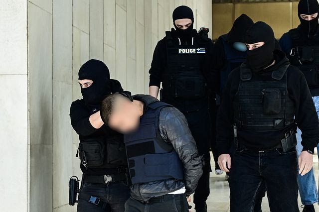 Στον εισαγγελέα οδηγήθηκαν οι τέσσερις συλληφθέντες για την δολοφονία του 27χρονου στο πάρκο Ασυρμάτου στον Άγιο Δημήτριο