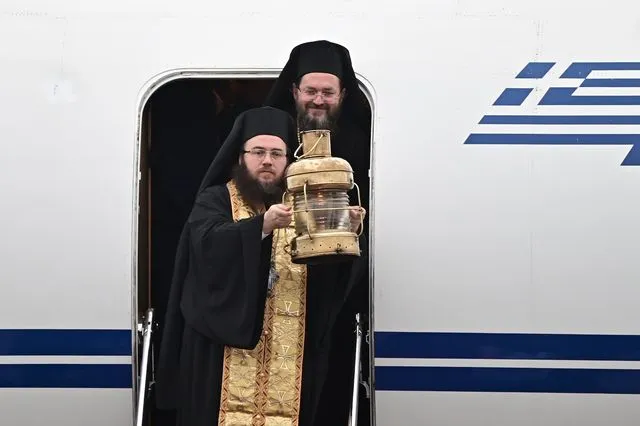 Έφθασε το Άγιο Φως στην Ελλάδα