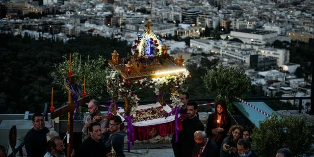 Πάσχα στην Αθήνα: Πού θα δούμε Επιτάφιο, πού θα κάνουμε Ανάσταση