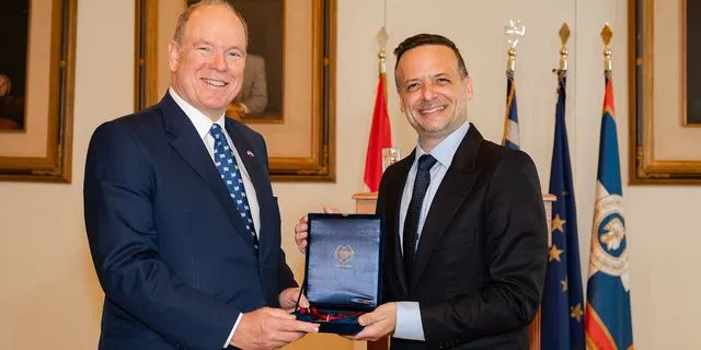 Το Μετάλλιο του Δήμου Αθηναίων στον πρίγκιπα Αλβέρτο Β’ του Μονακό