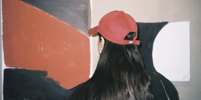 Πώς είναι να τρέχεις έναν χώρο τέχνης μέσα σε ένα θρυλικό αφτεράδικο;