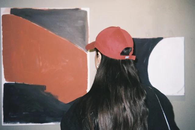 Πώς είναι να τρέχεις έναν χώρο τέχνης μέσα σε ένα θρυλικό αφτεράδικο;