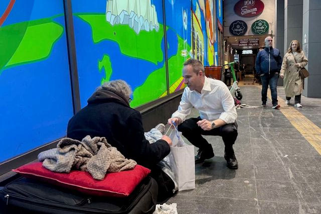 “ΑΠΟΣΤΟΛΗ”: Δέματα αγάπης σε αστέγους της Αθήνας τη Μεγάλη Εβδομάδα