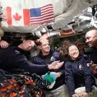 Artemis II: Η ομαδική αγκαλιά και τα δάκρυα μετά την κατάκτηση του ρεκόρ