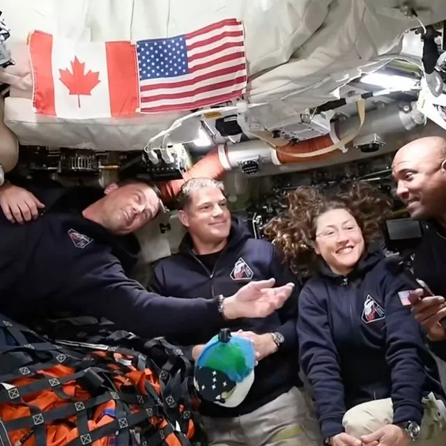 Artemis II: Η ομαδική αγκαλιά και τα δάκρυα μετά την κατάκτηση του ρεκόρ