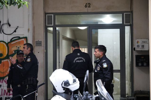 Νεκρή γυναίκα που έπεσε από μπαλκόνι διαμερίσματος στο κέντρο της Αθήνας