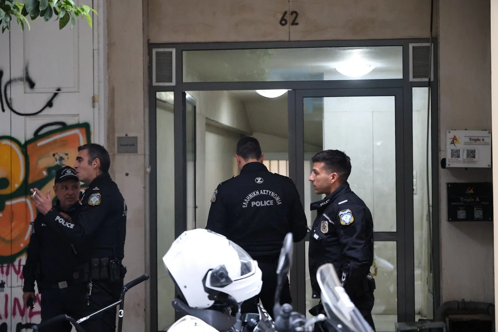 Νεκρή γυναίκα που έπεσε από μπαλκόνι διαμερίσματος στο κέντρο της Αθήνας