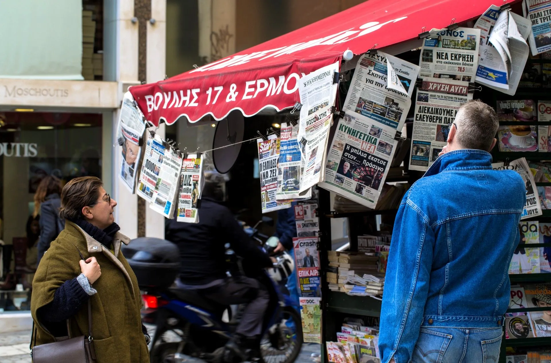 Ρωτήσαμε -και μάθαμε- τι κρατά τους ανθρώπους στην Αθήνα