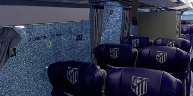 Ατλέτικο: Οπαδοί της Μπαρτσελόνα έσπασαν τα τζάμια από το πούλμαν των “ροχιμπλάνκος”