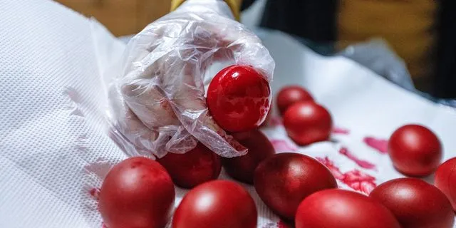 Γιατί βάφουμε κόκκινα αυγά τη Μεγάλη Πέμπτη – Τι συμβολίζει