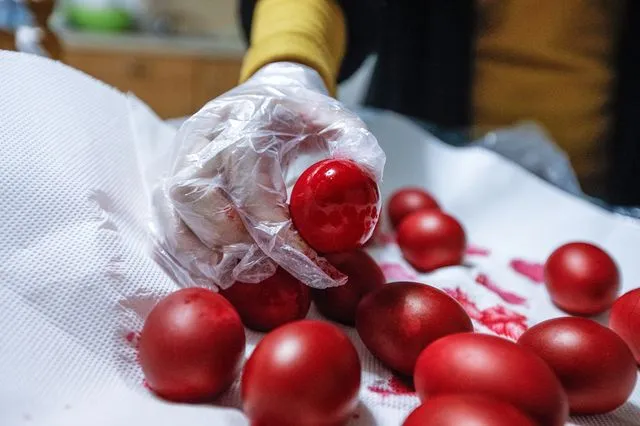 Γιατί βάφουμε κόκκινα αυγά τη Μεγάλη Πέμπτη – Τι συμβολίζει