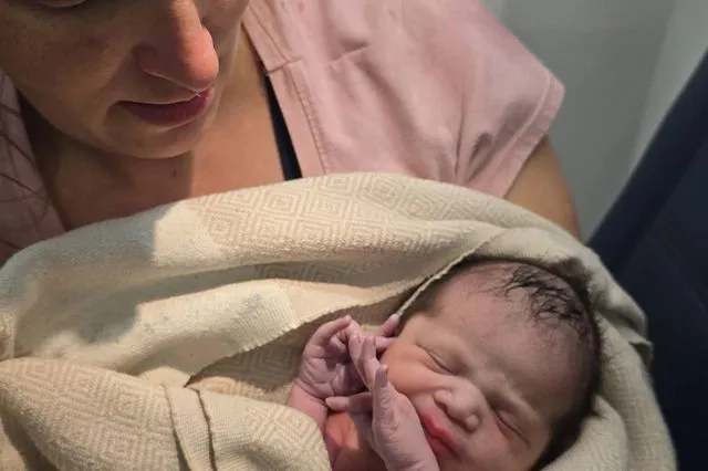 Επιβάτιδα αεροπλάνου γέννησε εν πτήσει λίγο πριν την προσγείωση