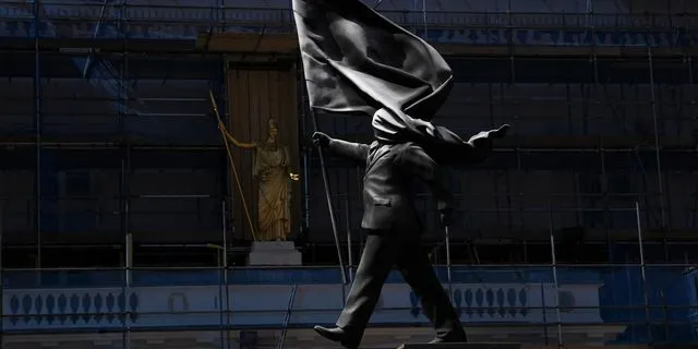 Πώς ο Banksy έβαλε μέσα στην νύχτα ένα άγαλμα στο κέντρο του Λονδίνου