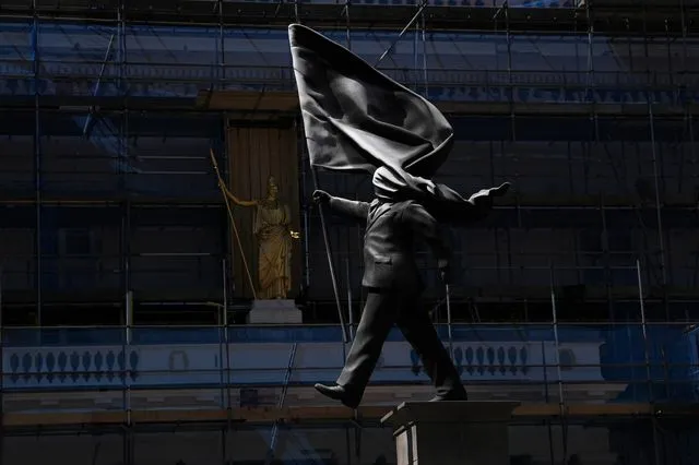 Πώς ο Banksy έβαλε μέσα στην νύχτα ένα άγαλμα στο κέντρο του Λονδίνου