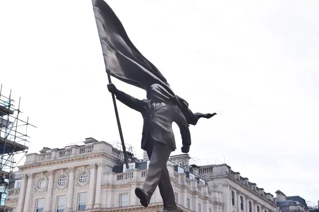 Άγαλμα με την υπογραφή του Banksy εμφανίστηκε στο Λονδίνο