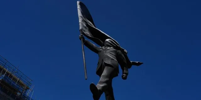 Ο Banksy επιβεβαίωσε ότι βρίσκεται πίσω από το άγαλμα στο κέντρο του Λονδίνου