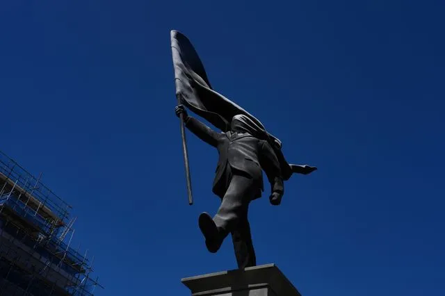 Ο Banksy επιβεβαίωσε ότι βρίσκεται πίσω από το άγαλμα στο κέντρο του Λονδίνου